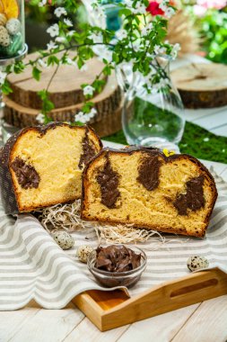 Panettone, 2021 yılında Paskalya için geleneksel İtalyan tatlısıdır. Çikolata ve çikolata parçacıkları ile kaplı ev yapımı panettone. Tatlı olarak sunulan ekmek..