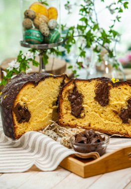 Panettone, 2021 yılında Paskalya için geleneksel İtalyan tatlısıdır. Çikolata ve çikolata parçacıkları ile kaplı ev yapımı panettone. Tatlı olarak sunulan ekmek..