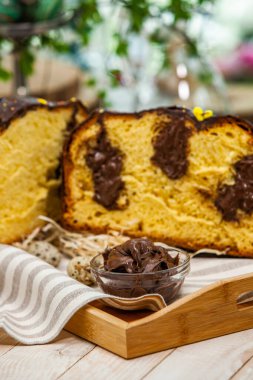 Panettone, 2021 yılında Paskalya için geleneksel İtalyan tatlısıdır. Çikolata ve çikolata parçacıkları ile kaplı ev yapımı panettone. Tatlı olarak sunulan ekmek..