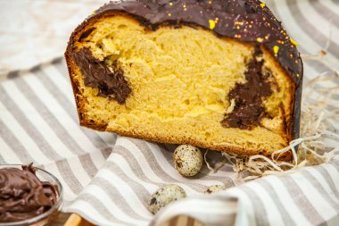 Panettone, 2021 yılında Paskalya için geleneksel İtalyan tatlısıdır. Çikolata ve çikolata parçacıkları ile kaplı ev yapımı panettone. Tatlı olarak sunulan ekmek..