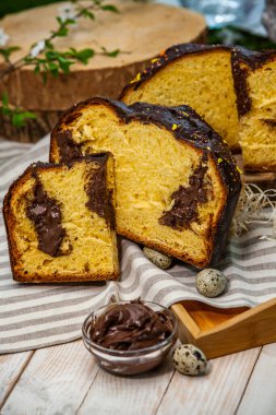 Panettone, 2021 yılında Paskalya için geleneksel İtalyan tatlısıdır. Çikolata ve çikolata parçacıkları ile kaplı ev yapımı panettone. Tatlı olarak sunulan ekmek..