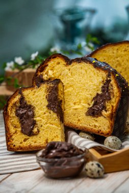 Panettone, 2021 yılında Paskalya için geleneksel İtalyan tatlısıdır. Çikolata ve çikolata parçacıkları ile kaplı ev yapımı panettone. Tatlı olarak sunulan ekmek..