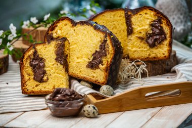 Panettone, 2021 yılında Paskalya için geleneksel İtalyan tatlısıdır. Çikolata ve çikolata parçacıkları ile kaplı ev yapımı panettone. Tatlı olarak sunulan ekmek..