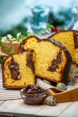 Panettone, 2021 yılında Paskalya için geleneksel İtalyan tatlısıdır. Çikolata ve çikolata parçacıkları ile kaplı ev yapımı panettone. Tatlı olarak sunulan ekmek..