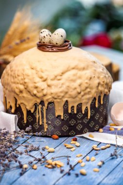 Panettone, 2021 yılında Paskalya için geleneksel İtalyan tatlısıdır. Çikolata ve çikolata parçacıkları ile kaplı ev yapımı panettone. Tatlı olarak sunulan ekmek..