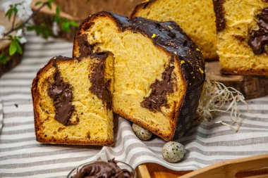 Panettone, 2021 yılında Paskalya için geleneksel İtalyan tatlısıdır. Çikolata ve çikolata parçacıkları ile kaplı ev yapımı panettone. Tatlı olarak sunulan ekmek..