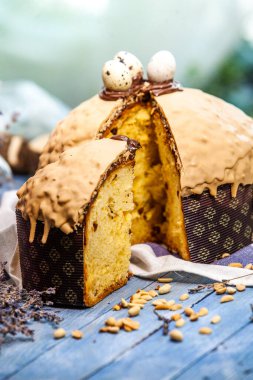 Panettone, 2021 yılında Paskalya için geleneksel İtalyan tatlısıdır. Çikolata ve çikolata parçacıkları ile kaplı ev yapımı panettone. Tatlı olarak sunulan ekmek..