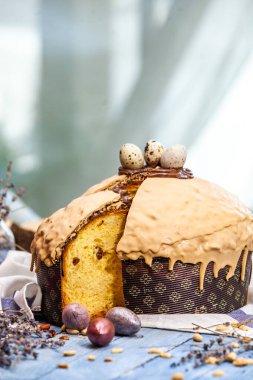 Panettone, 2021 yılında Paskalya için geleneksel İtalyan tatlısıdır. Çikolata ve çikolata parçacıkları ile kaplı ev yapımı panettone. Tatlı olarak sunulan ekmek..