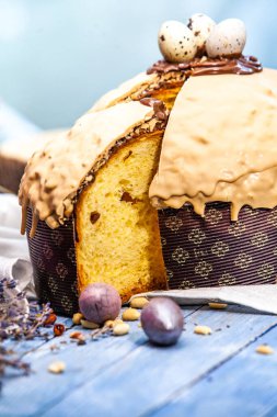 Panettone, 2021 yılında Paskalya için geleneksel İtalyan tatlısıdır. Çikolata ve çikolata parçacıkları ile kaplı ev yapımı panettone. Tatlı olarak sunulan ekmek..