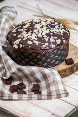 Panettone, 2021 yılında Paskalya için geleneksel İtalyan tatlısıdır. Çikolata ve çikolata parçacıkları ile kaplı ev yapımı panettone. Tatlı olarak sunulan ekmek..