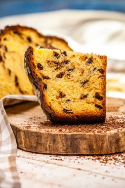 Panettone, 2021 yılında Paskalya için geleneksel İtalyan tatlısıdır. Çikolata ve çikolata parçacıkları ile kaplı ev yapımı panettone. Tatlı olarak sunulan ekmek..