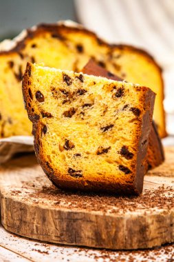 Panettone, 2021 yılında Paskalya için geleneksel İtalyan tatlısıdır. Çikolata ve çikolata parçacıkları ile kaplı ev yapımı panettone. Tatlı olarak sunulan ekmek..