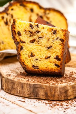 Panettone, 2021 yılında Paskalya için geleneksel İtalyan tatlısıdır. Çikolata ve çikolata parçacıkları ile kaplı ev yapımı panettone. Tatlı olarak sunulan ekmek..