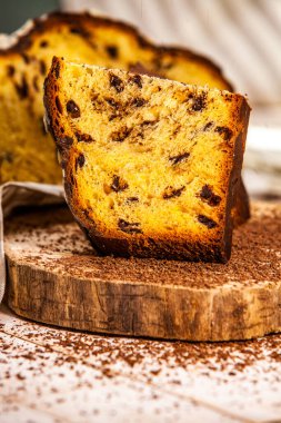 Panettone, 2021 yılında Paskalya için geleneksel İtalyan tatlısıdır. Çikolata ve çikolata parçacıkları ile kaplı ev yapımı panettone. Tatlı olarak sunulan ekmek..
