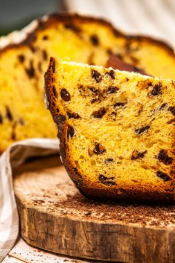Panettone, 2021 yılında Paskalya için geleneksel İtalyan tatlısıdır. Çikolata ve çikolata parçacıkları ile kaplı ev yapımı panettone. Tatlı olarak sunulan ekmek..