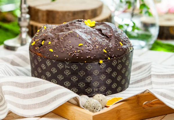 Panettone, 2021 yılında Paskalya için geleneksel İtalyan tatlısıdır. Çikolata ve çikolata parçacıkları ile kaplı ev yapımı panettone. Tatlı olarak sunulan ekmek..