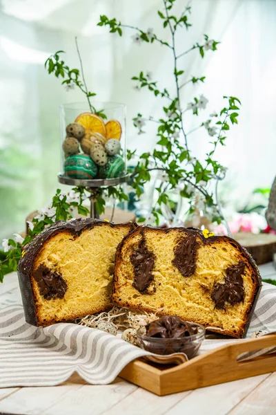 Panettone, 2021 yılında Paskalya için geleneksel İtalyan tatlısıdır. Çikolata ve çikolata parçacıkları ile kaplı ev yapımı panettone. Tatlı olarak sunulan ekmek..