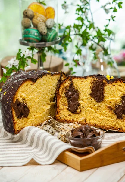 Panettone, 2021 yılında Paskalya için geleneksel İtalyan tatlısıdır. Çikolata ve çikolata parçacıkları ile kaplı ev yapımı panettone. Tatlı olarak sunulan ekmek..