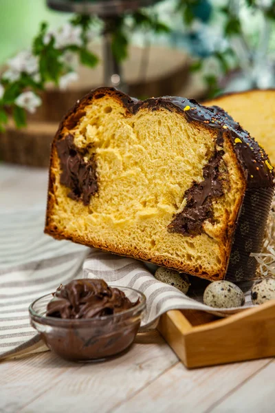 Panettone, 2021 yılında Paskalya için geleneksel İtalyan tatlısıdır. Çikolata ve çikolata parçacıkları ile kaplı ev yapımı panettone. Tatlı olarak sunulan ekmek..
