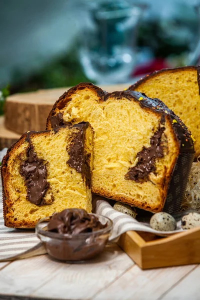 Panettone, 2021 yılında Paskalya için geleneksel İtalyan tatlısıdır. Çikolata ve çikolata parçacıkları ile kaplı ev yapımı panettone. Tatlı olarak sunulan ekmek..