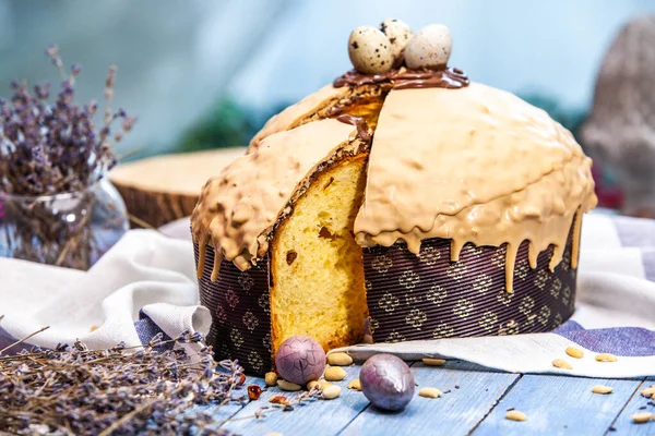 Panettone, 2021 yılında Paskalya için geleneksel İtalyan tatlısıdır. Çikolata ve çikolata parçacıkları ile kaplı ev yapımı panettone. Tatlı olarak sunulan ekmek..