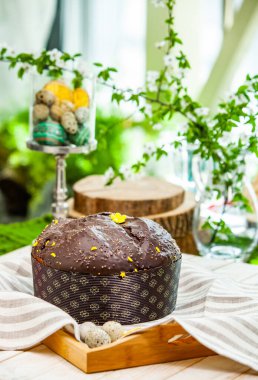 Panettone, İtalyan tatlı ekmeğidir. Taze pişmiş tatlı örülmüş ekmek. Doğu Avrupa taze pişmiş tatlı