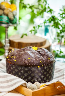 Panettone, İtalyan tatlı ekmeğidir. Taze pişmiş tatlı örülmüş ekmek. Doğu Avrupa taze pişmiş tatlı