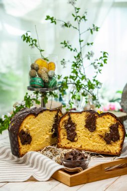 Panettone, İtalyan tatlı ekmeğidir. Taze pişmiş tatlı örülmüş ekmek. Doğu Avrupa taze pişmiş tatlı