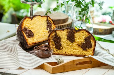 Panettone, İtalyan tatlı ekmeğidir. Taze pişmiş tatlı örülmüş ekmek. Doğu Avrupa taze pişmiş tatlı