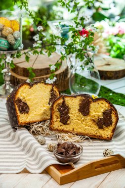Panettone, İtalyan tatlı ekmeğidir. Taze pişmiş tatlı örülmüş ekmek. Doğu Avrupa taze pişmiş tatlı