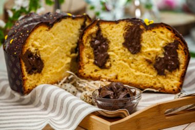 Panettone, İtalyan tatlı ekmeğidir. Taze pişmiş tatlı örülmüş ekmek. Doğu Avrupa taze pişmiş tatlı