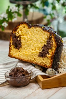 Panettone, İtalyan tatlı ekmeğidir. Taze pişmiş tatlı örülmüş ekmek. Doğu Avrupa taze pişmiş tatlı
