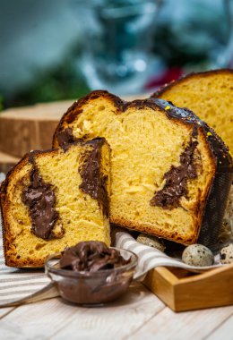 Panettone, İtalyan tatlı ekmeğidir. Taze pişmiş tatlı örülmüş ekmek. Doğu Avrupa taze pişmiş tatlı