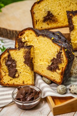 Panettone, İtalyan tatlı ekmeğidir. Taze pişmiş tatlı örülmüş ekmek. Doğu Avrupa taze pişmiş tatlı