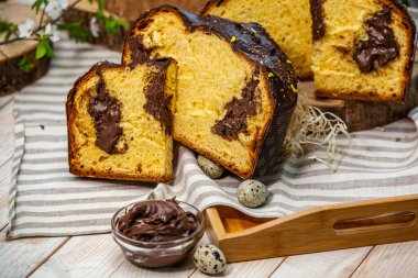 Panettone, İtalyan tatlı ekmeğidir. Taze pişmiş tatlı örülmüş ekmek. Doğu Avrupa taze pişmiş tatlı