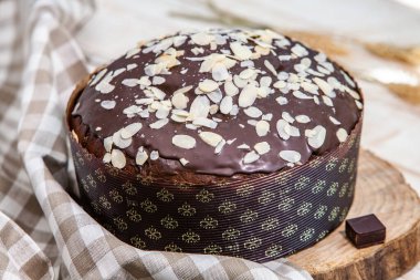 Panettone, İtalyan tatlı ekmeğidir. Taze pişmiş tatlı örülmüş ekmek. Doğu Avrupa taze pişmiş tatlı