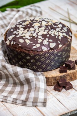 Panettone, İtalyan tatlı ekmeğidir. Taze pişmiş tatlı örülmüş ekmek. Doğu Avrupa taze pişmiş tatlı