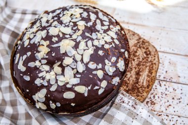 Panettone, İtalyan tatlı ekmeğidir. Taze pişmiş tatlı örülmüş ekmek. Doğu Avrupa taze pişmiş tatlı
