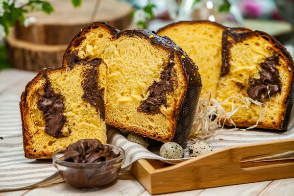 Panettone, İtalyan tatlı ekmeğidir. Taze pişmiş tatlı örülmüş ekmek. Doğu Avrupa taze pişmiş tatlı