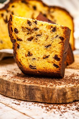 Panettone, İtalyan tatlı ekmeğidir. Taze pişmiş tatlı örülmüş ekmek. Doğu Avrupa taze pişmiş tatlı