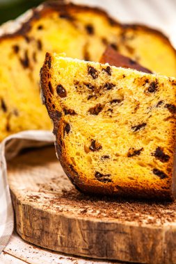 Panettone, İtalyan tatlı ekmeğidir. Taze pişmiş tatlı örülmüş ekmek. Doğu Avrupa taze pişmiş tatlı