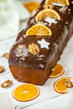 Panettone, İtalyan tatlı ekmeğidir. Taze pişmiş tatlı örülmüş ekmek. Doğu Avrupa taze pişmiş tatlı