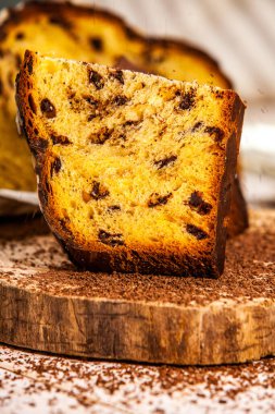 Panettone, İtalyan tatlı ekmeğidir. Taze pişmiş tatlı örülmüş ekmek. Doğu Avrupa taze pişmiş tatlı