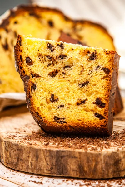 Panettone, İtalyan tatlı ekmeğidir. Taze pişmiş tatlı örülmüş ekmek. Doğu Avrupa taze pişmiş tatlı