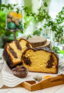 Panettone, İtalyan tatlı ekmeğidir. Taze pişmiş tatlı örülmüş ekmek. Doğu Avrupa taze pişmiş tatlı