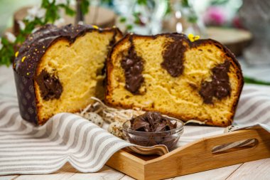 Panettone, İtalyan tatlı ekmeğidir. Taze pişmiş tatlı örülmüş ekmek. Doğu Avrupa taze pişmiş tatlı