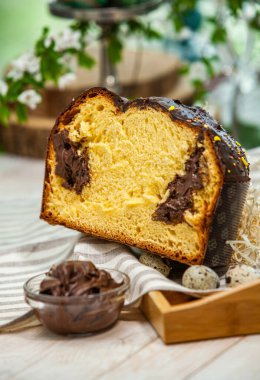 Panettone, İtalyan tatlı ekmeğidir. Taze pişmiş tatlı örülmüş ekmek. Doğu Avrupa taze pişmiş tatlı