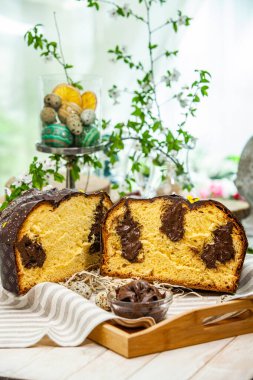 Panettone, İtalyan tatlı ekmeğidir. Taze pişmiş tatlı örülmüş ekmek. Doğu Avrupa taze pişmiş tatlı
