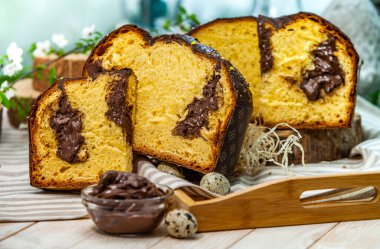 Panettone, İtalyan tatlı ekmeğidir. Taze pişmiş tatlı örülmüş ekmek. Doğu Avrupa taze pişmiş tatlı