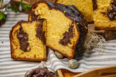 Panettone, İtalyan tatlı ekmeğidir. Taze pişmiş tatlı örülmüş ekmek. Doğu Avrupa taze pişmiş tatlı